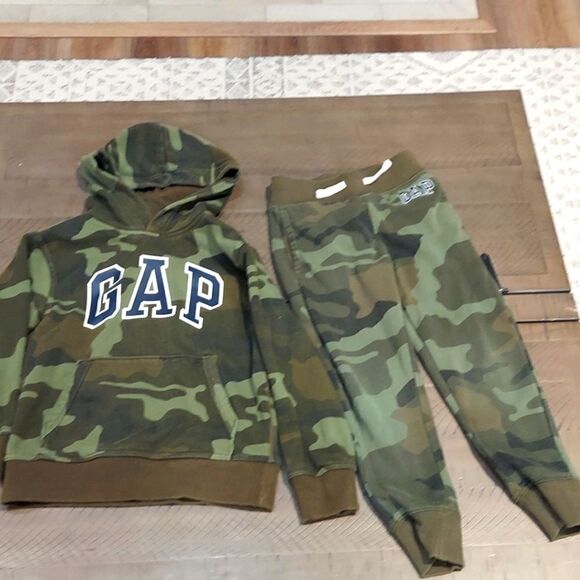Gap Camo Hoodie and Joggers Set Sz Small 6-7 - Picture 1 of 7